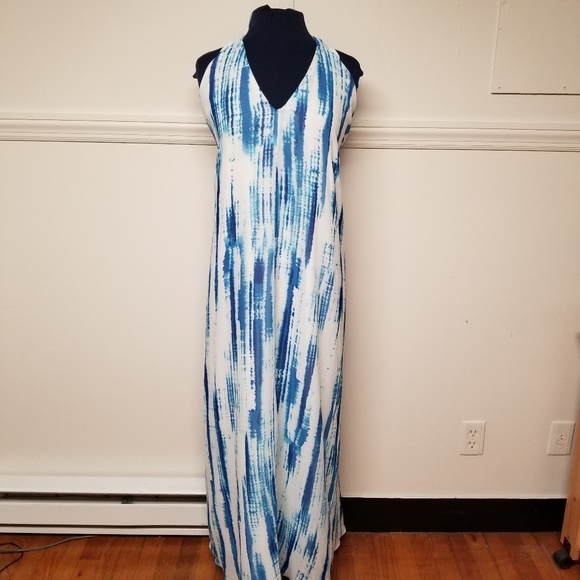 Lulus Dresses & Skirts - Lulu's Halter Maxi Dress